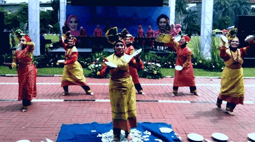 gambar tari piring